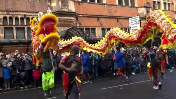 ロンドン イギリス 2024 中国の正月のお祝いのパレードでドラゴンダンスを行うグループのクローズアップ 通りをライニング大群衆 — ストック動画