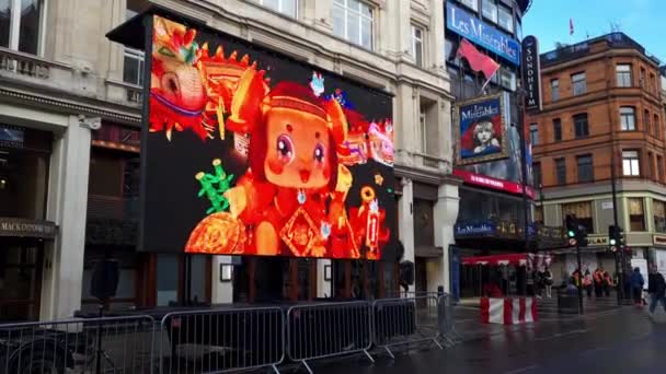 Londonba Egyesült Királyság 2024 Egy Hirdetőtábla Kínai Újévi Ünnepségre Shaftesbury — Stock videók