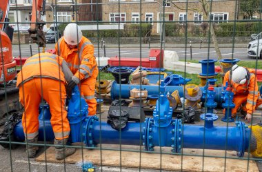Londra mı? UK- 02.27.2024. Mühendis işçiler şehrin altyapısını geliştirmek için yeraltı akıllı su boruları kuruyorlar..