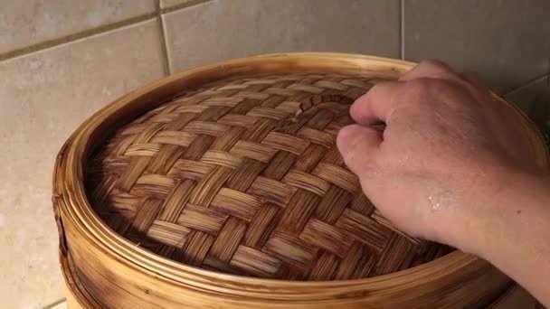 熱いエビのロールが付いている竹の蒸し器を開け 中ハード チョン — ストック動画
