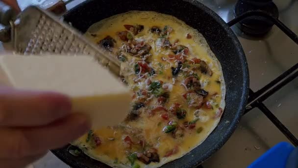 Râper Fromage Sur Omelette Dans Poêle — Video