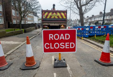 Kapalı trafik işaretleri ve trafik konileri olan otoyol bakımı sonucu trafiğe kapatılmış bir yol.