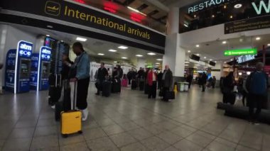 Gatwick Havaalanı. UK- 04.03.2024. İngiltere sınırlarını geçen Güney Terminali Uluslararası Gelen Yolcular Salonu 'na giren yolcuların görüntüsü..