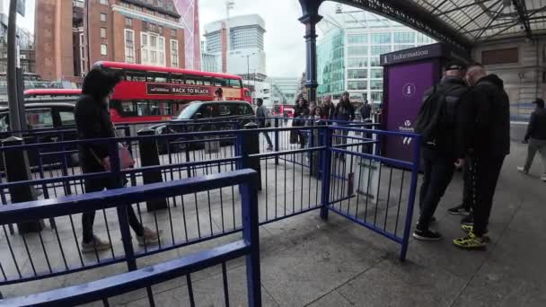 Londonba Egyesült Királyság 2024 London Victoria Pályaudvaron Kívüli Célállomásra Taxizó — Stock videók