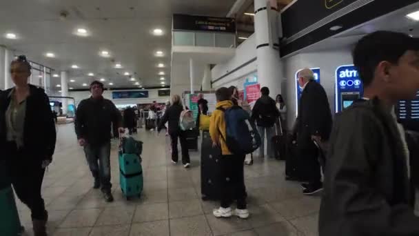 Flughafen Gatwick 2024 Internationale Fluggäste Beim Ankommen Und Verlassen Der — Stockvideo
