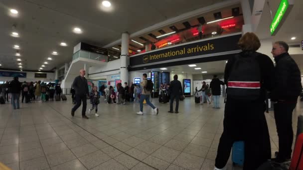 盖特威克机场Uk 2024 国际抵达大厅在南端候机楼的慢动作 有许多旅客到达 — 图库视频影像