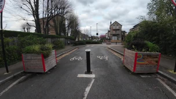 ロンドン イギリス 2024 郊外の低交通近隣計画の車両アクセスと交通標識のない道路のブロックセクション — ストック動画