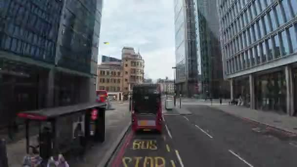 ロンドン イギリス 2024 ロンドン市街の通りを通るバス旅行のトップデッキからのハイパーラプスクリップ — ストック動画