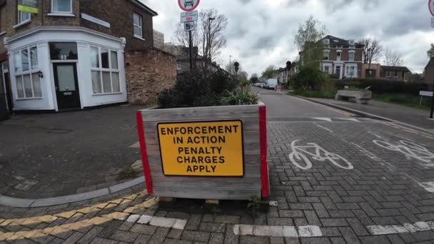 ロンドン イギリス 2024 典型的な低交通近隣計画の警告ドライバーの警告サインを閉じる — ストック動画