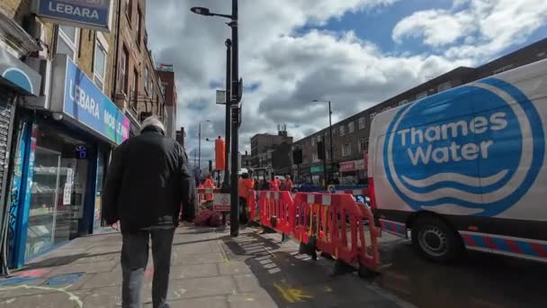 Londra 2024 Yürüyen Thames Suyu Işçilerinin Işlek Bir Caddedeki Ana — Stok video