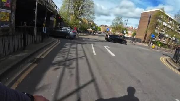 Londra 2024 Trafik Lambası Kavşağıyla Uğraşan Bir Bisikletçinin Bakış Açısı — Stok video