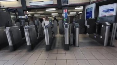 Londra mı? UK- 04.11.2024. Tramvaya yetişmek için bilet bariyerlerinden, turnikelerden, yürüyen merdivenlerden geçen Londra metro istasyonuna yoğun saatler yolcuları..