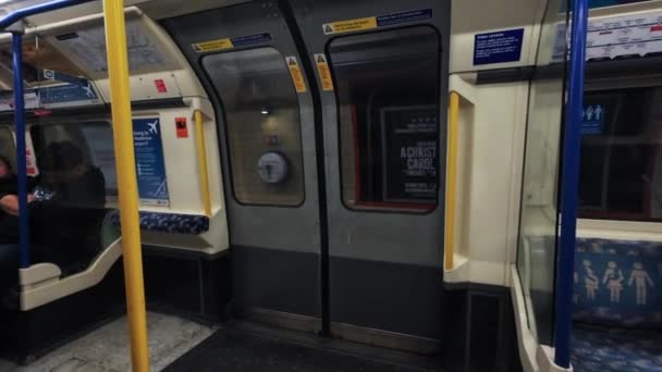 ロンドン イギリス 2024 駅に到着するロンドンの地下鉄は プラットフォームに降りる乗客とドアを開けます — ストック動画
