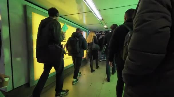 Londonba Egyesült Királyság 2024 Reggeli Csúcsforgalom London Underground Ingázók Rohanó — Stock videók
