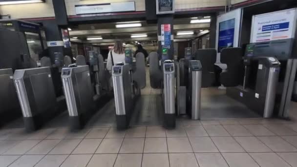 Londyn Zjednoczone Królestwo 2024 Pasażerowie Godzinach Szczytu Wjeżdżający Stację Metra — Wideo stockowe