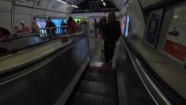 Londonba Egyesült Királyság 2024 Londoni Metróban Mozgólépcsőn Haladó Éjszakai Csúcsforgalomban — Stock videók