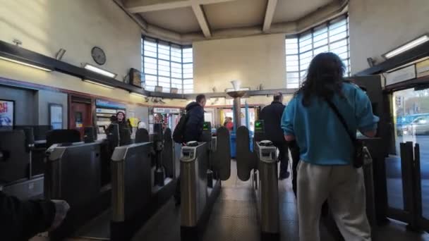Londen Verenigd Koninkrijk 2024 Avond Spits Pendelaars Londense Metro Aankomen — Stockvideo