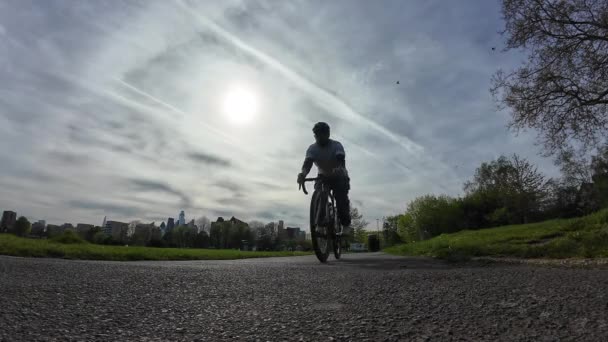 Лондон 2024 Замедленное Движение Низким Углом Обзора Езды Велосипеде Парке — стоковое видео