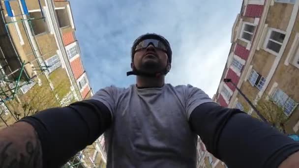 런던이요 2024 양쪽에 건물이있는 거리에 헬멧과 유리를 착용하는 자전거 사람의 — 비디오