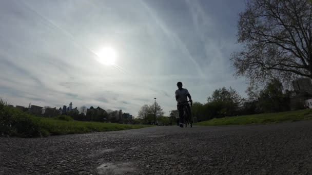 Лондон 2024 Медленное Движение Низким Углом Обзора Велосипедиста Едущего Остановке — стоковое видео