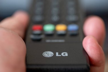 Londra mı? UK- 04.17.2024. Cihaz üreticisi LG Electronics 'in uzaktan kumandasını tutan bir el..