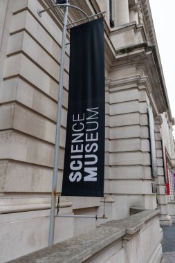 Londra mı? UK- 04.18.2024. Binanın ön cephesinde bir Bilim Müzesi afişi asılı..