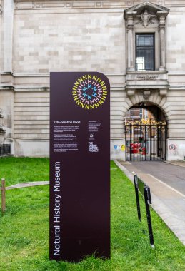 Londra mı? UK- 04.18.2024. Güney Kensington 'daki Doğal Tarih Müzesi' nin yan binasının önünde bir isim levhası..