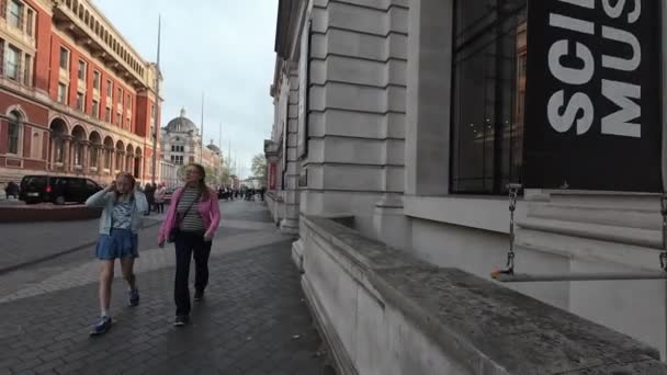 Лондон Великобританія 2024 Назва Вхід Фасад Музею Науки Південному Кенсінгтоні — стокове відео