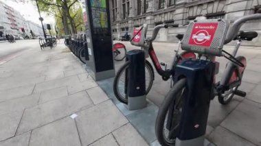Londra mı? UK- 04.18.2024. Güney Kensington 'daki Victoria ve Albert Müzesi' nin önündeki Santander Bisiklet Kiralama Yeri.