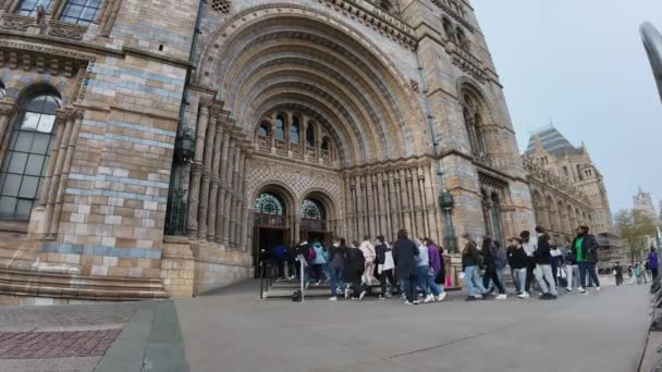 2024 自然历史博物馆的入口和立面有成群的游客进出的时间 — 图库视频影像