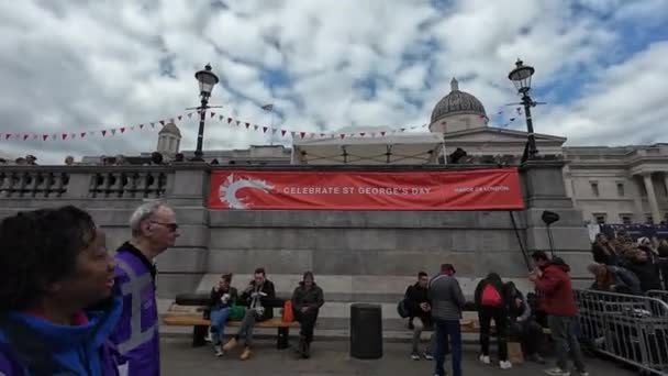 Londýn 2024 Jeden Praporců Trafalgarském Náměstí Který Pořádá Oslavu Svatého — Stock video