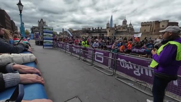 Londýn 2024 Hladový Stevard Dává Svačinu Během Londýnského Maratonu Zatímco — Stock video