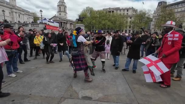 런던이요 2024 트라팔가 광장에서 세인트 조지의 축하에서 흔들림 — 비디오
