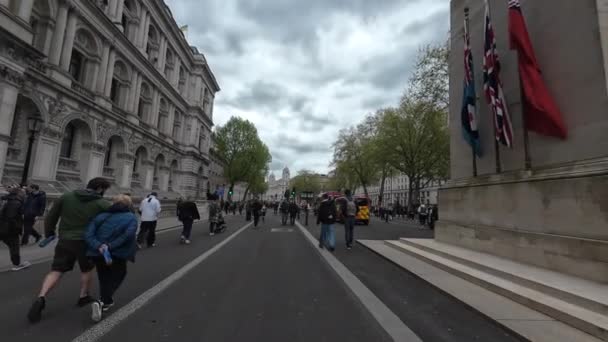 London 2024 People Walking Middle Whitehall Westminster Closed Vehicle Traffic — Stock Video