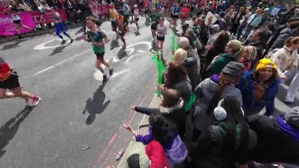 Londýn 2024 Vysoký Úhel Pohledu Masu Běžců Londýnském Maratonu Obrovským — Stock video