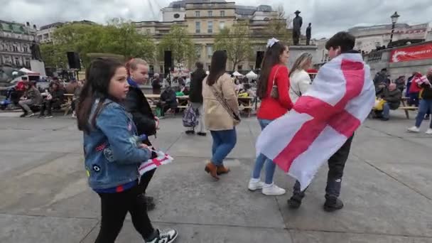 Londra Regno Unito 2024 Giovane Uomo Avvolto Una Grande Bandiera — Video Stock