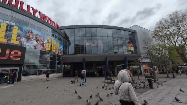 Лондон Велика Британія 2024 Вид Вулицю Філії Будівлі Vue Cinema — стокове відео