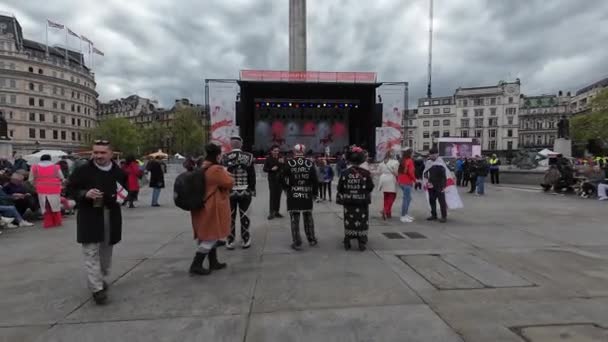 Londýn 2024 Oblečeni Účastníci Oslav Svatého Jiří Trafalgarském Náměstí — Stock video