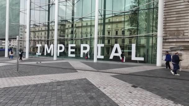 Лондон Великобританія 2024 Вид Вулицю Імператорського Коледжу Величезним Знаком Фасаді — стокове відео