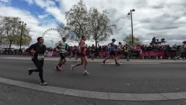 London 2024 Participants London Marathon Running Embankment Large Cheering Crowd — Stock Video