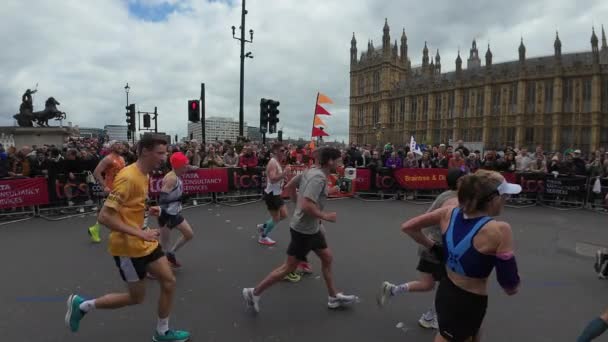 London 2024 Slow Motion Eye Level Clip Participants London Marathon — Stock Video