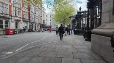 Londra mı? UK- 04.24.2024. Great Russell Caddesi 'ndeki İngiliz Müzesi' nin ana girişine yaklaşıyoruz..