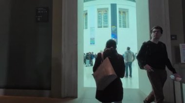 Londra mı? UK- 04.24.2024. İngiliz Müzesi 'nin girişinden geçip etkileyici Büyük Mahkeme' ye girmek..