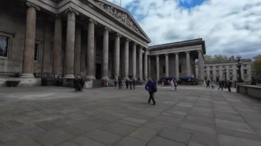 Londra mı? UK- 04.24.2024. British Museum binasının girişine doğru yürüyorum..