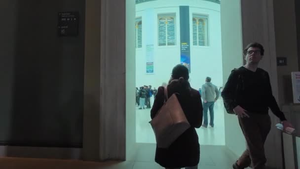 Στο Λονδίνο 2024 Περνώντας Την Είσοδο Του Βρετανικού Μουσείου Και — Αρχείο Βίντεο