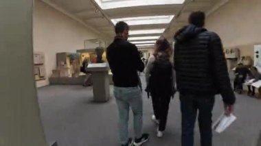 Londra mı? UK- 04.24.2024. British Museum 'un üst katındaki sergi salonlarının aşırı hızlanması ve ziyaretçilerin sergiyi takdir etmesi.