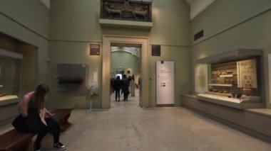 Londra mı? UK- 04.24.2024. British Museum 'un sergi salonlarına gelen ziyaretçiler sergilenen çeşitli sergileri inceliyor ve takdir ediyorlar..