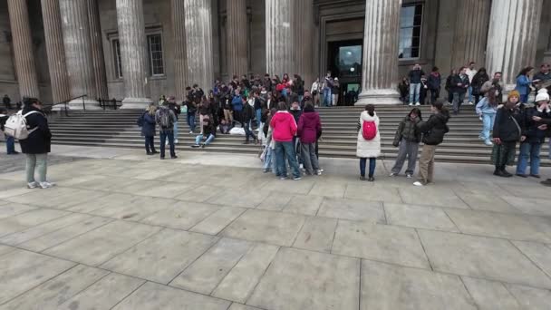 2024 大英博物馆经典的希腊风格的入口和立面 外面挤满了游客 — 图库视频影像