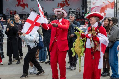 Londra mı? UK- 04.21.2024. Trafalgar Meydanı 'ndaki Aziz George Günü kutlamalarında dans ve bayrak sallama.