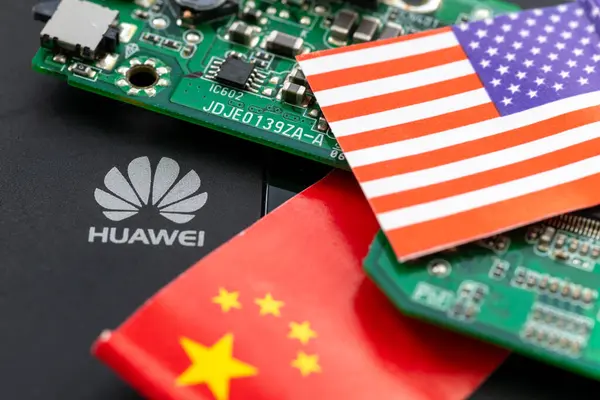 Londra mı? UK- 04.26.2024. Teknoloji politik ekonomik konsept. Çinli teknoloji şirketi Huawei 'nin logosu, bir devre kartı ve Çin ve Amerikan bayrağı..